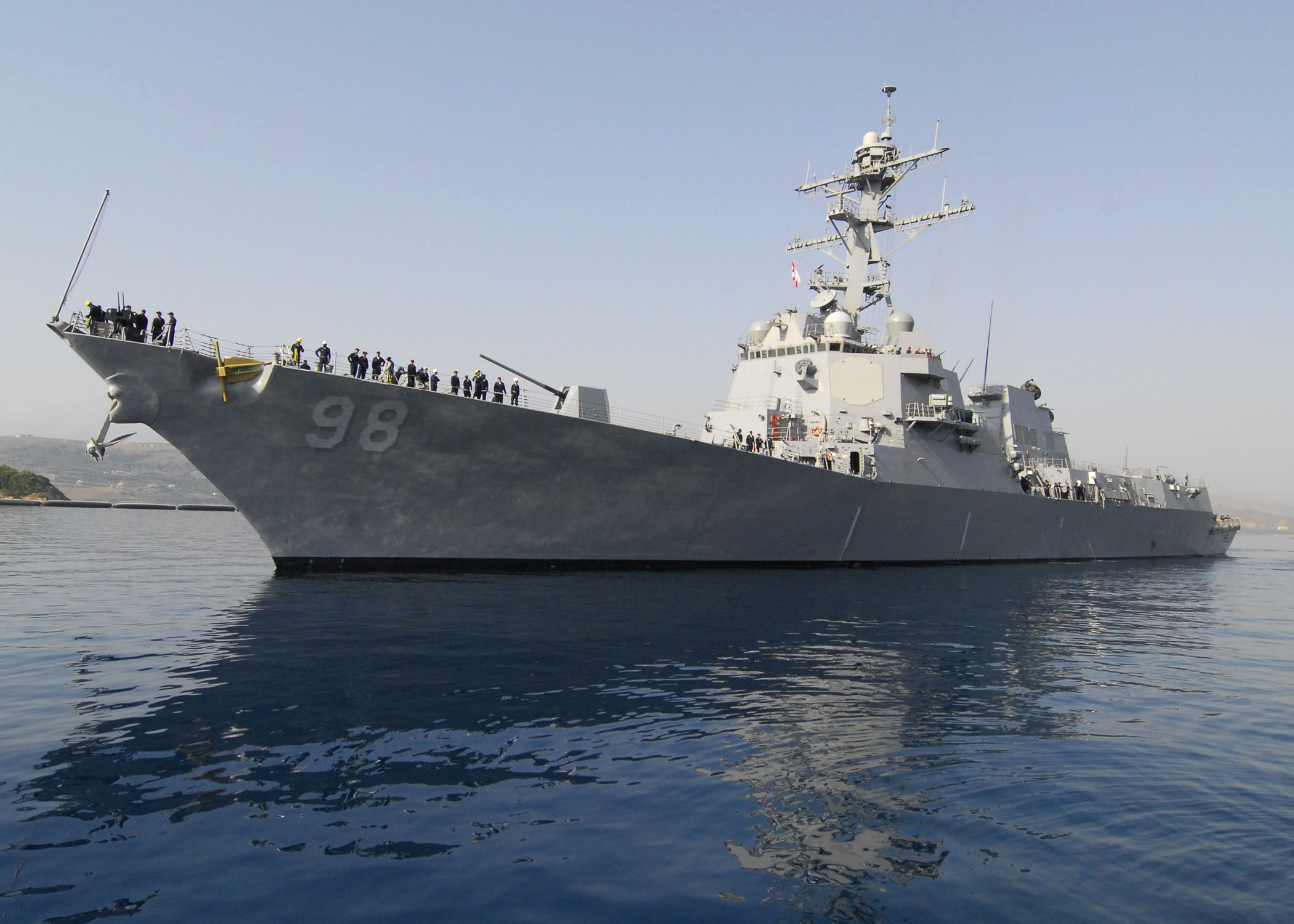 US_Navy_070725-N-0780F-002_Arleigh_Burke-class_guided-missile_destroyer_Forrest_Sherman_%28DDG_98%29_arrives_in_Greece_for_the_first_port_visit_of_her_maiden_deployment.jpg